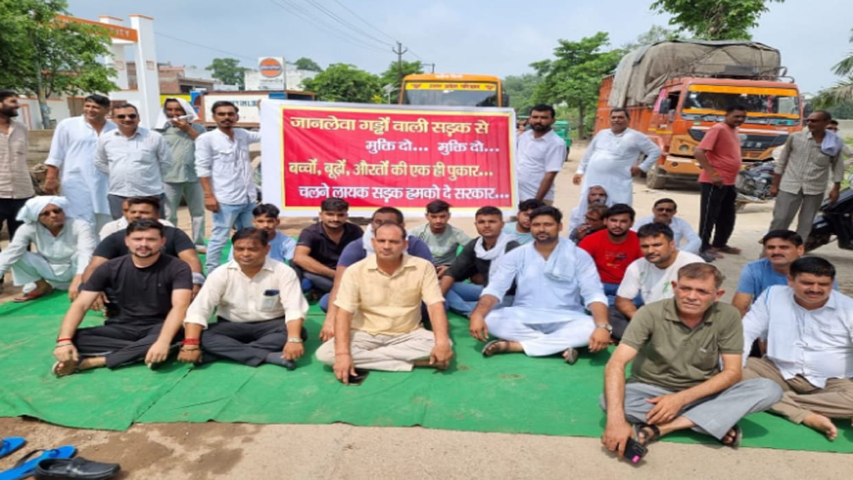 Baghpat: People protest against dilapidated condition of Baraut Meerut road, warn of hunger strike
