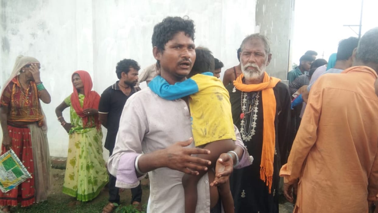 Bijnor News : Guldar has attacked on slum huts and three child injured