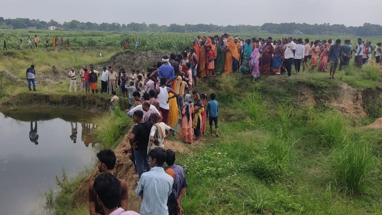 Dead body of an unknown person found naked from a water filled pit in Samastipur