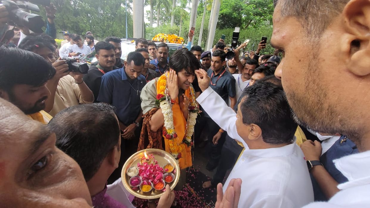 Grand welcome to Dhirendra Shastri in Chhindwara, Kamal Nath did Tilak, performed Aarti