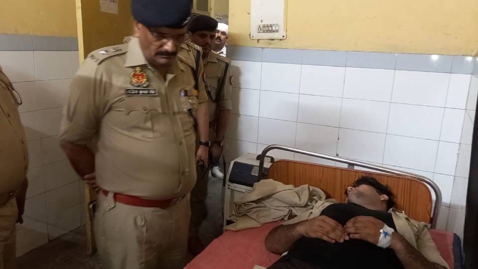 Four vicious robbers were injured in an encounter in Etah police arrested them