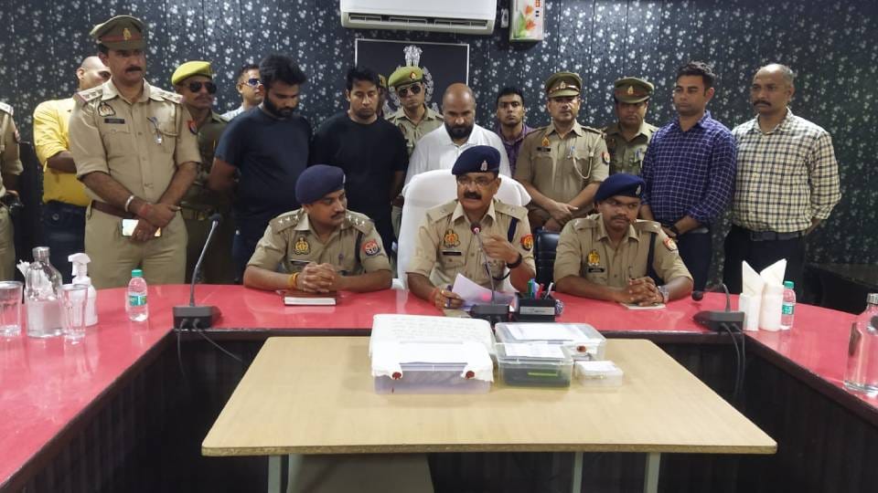 Police has arrested three accused who cheated sixty four lakh rupees from Saraf businessman in Firozabad