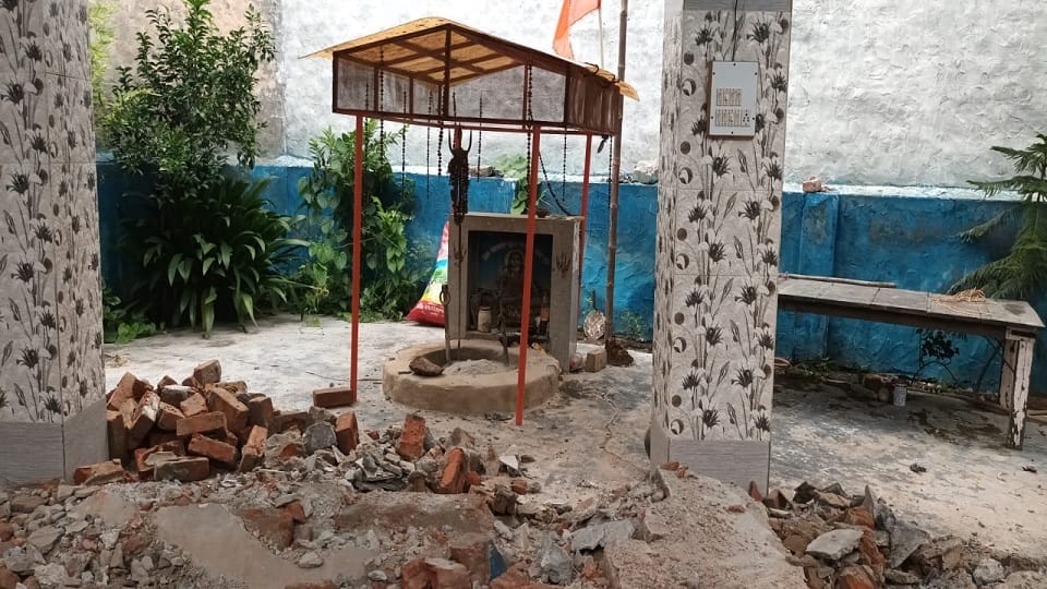 Jhajjar: Police stopped the work of fumigation in the temple of Guru Gorakhnath