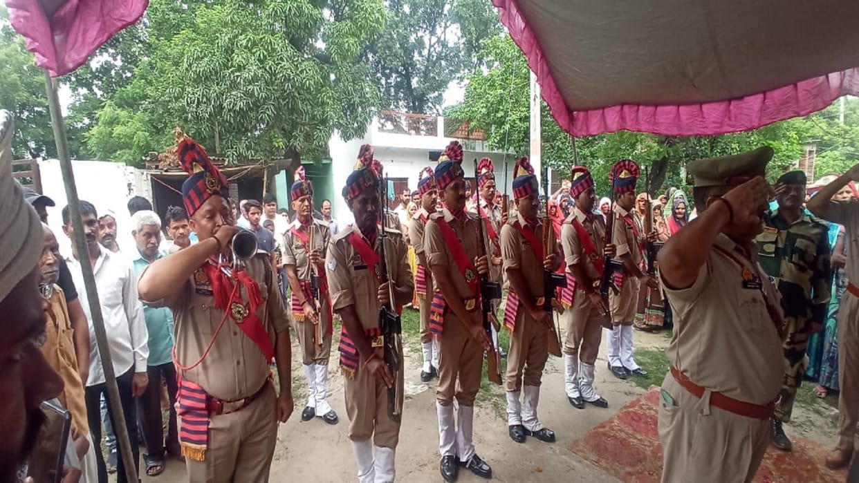 BSF jawan Satish's last rites with moist eyes, crowd gathered for last darshan, guard of honor given