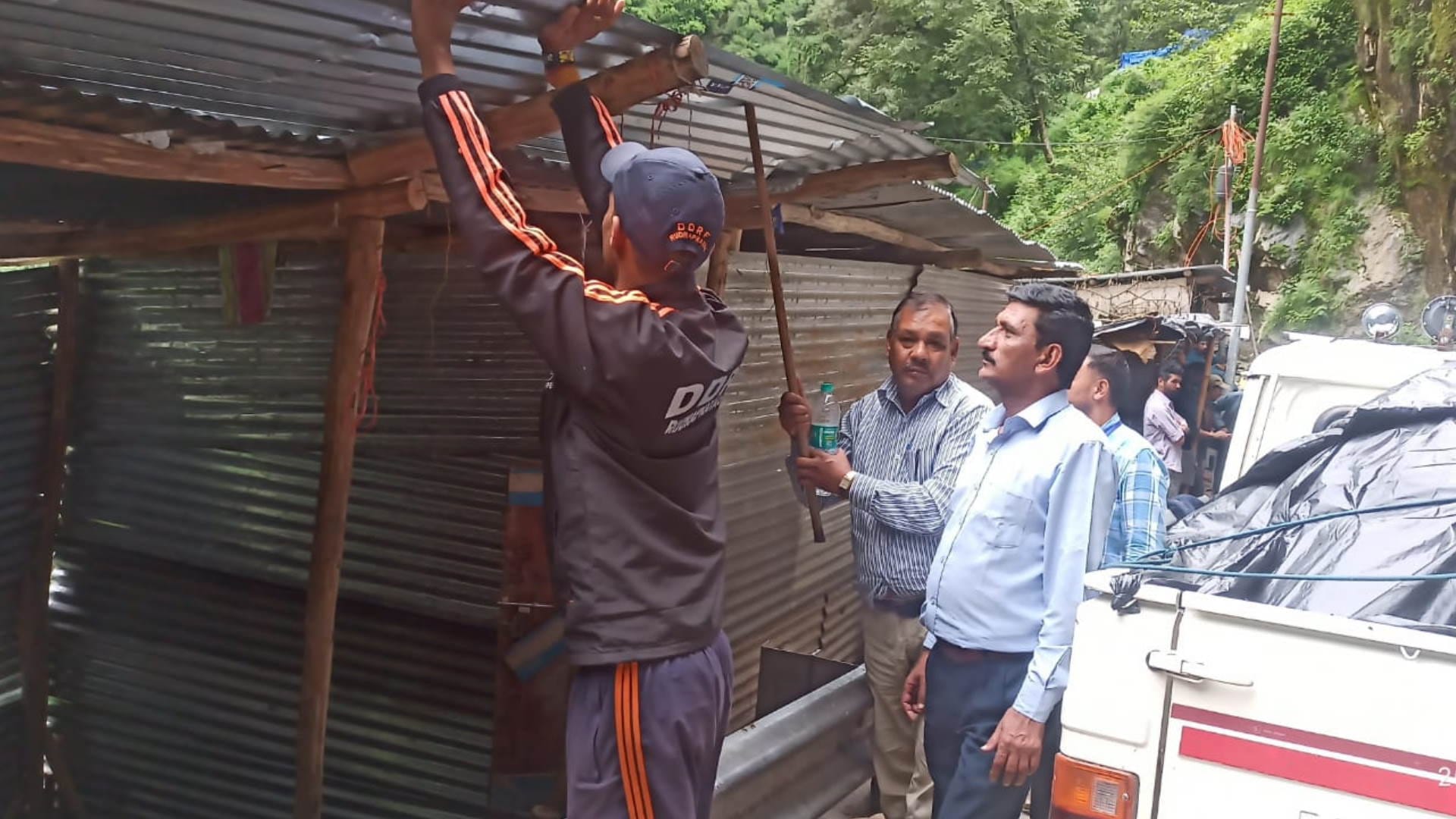 Gaurikund landslide: demolished 40 temporary shops built along  highway 150 more will be removed Uttarakhand