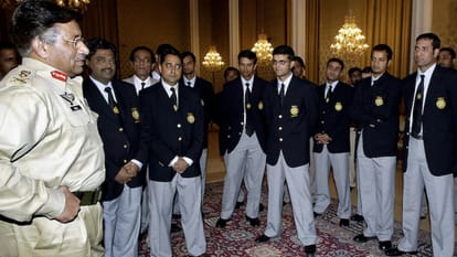 2004 में भारतीय खिलाड़ियों के साथ पाकिस्तान के तत्कालीन राष्ट्रपति जनरल परवेज मुशर्रफ