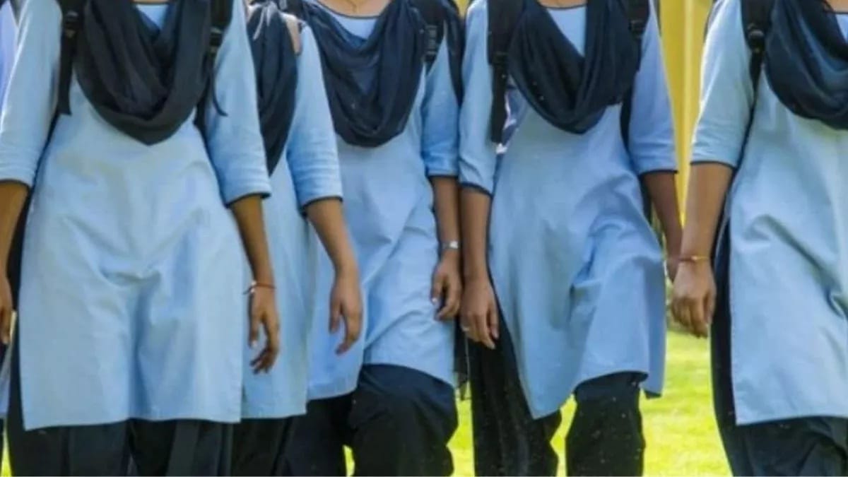 The hunters pulled the scarf of the girl student, escaped by blowing it in the air, the incident was captured