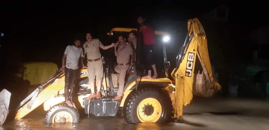 Flood havoc in Mahoba, 60 passengers were rescued by JCB, bus stuck in strong current of water