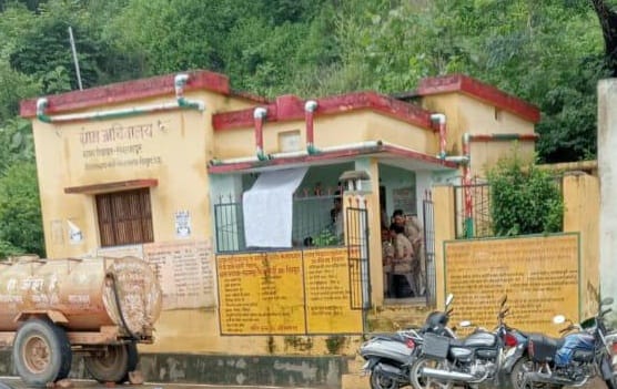 Shelter of 15 Pakistani Hindus in Chitrakoot, LIU organized in Panchayat Bhavan, policemen are posted at both