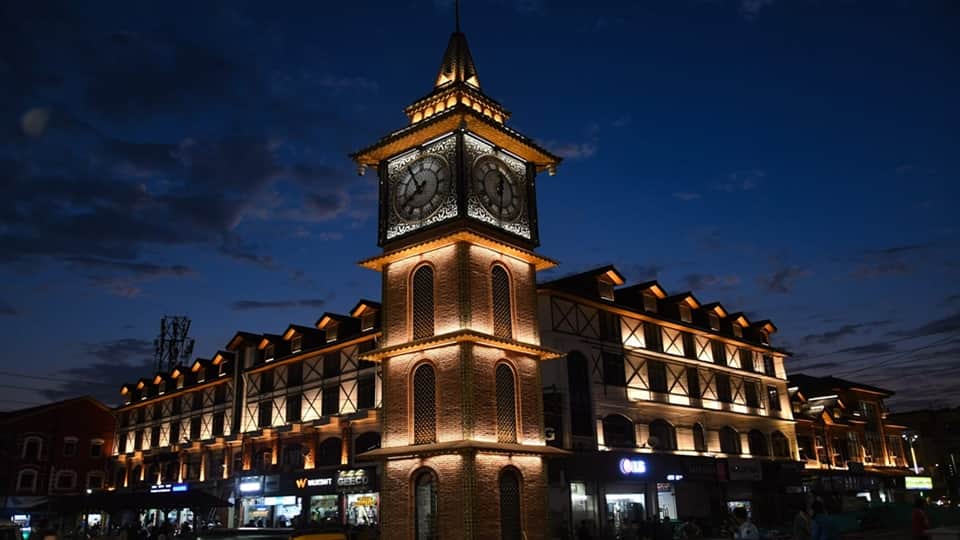 srinagar lal chowk Earlier security forces used to guard now heavy crowd tourists seen