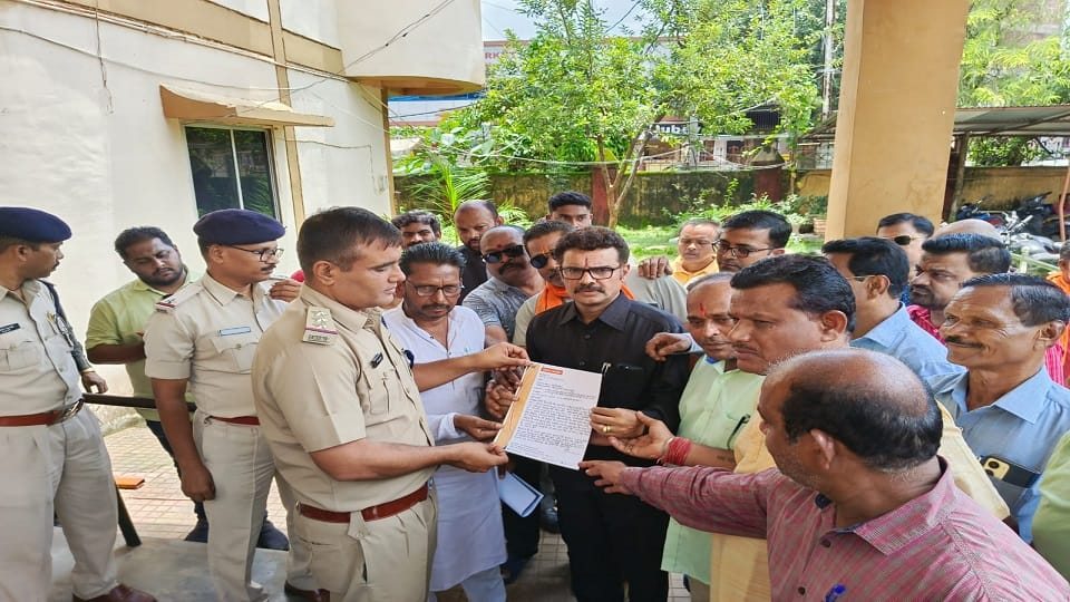 BJP people angry due to dumping of garbage in Dongaghat in Jagdalpur