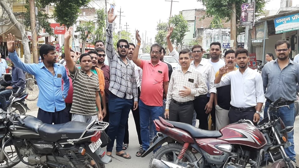 Power cuts many places in Moradabad, people protested against department