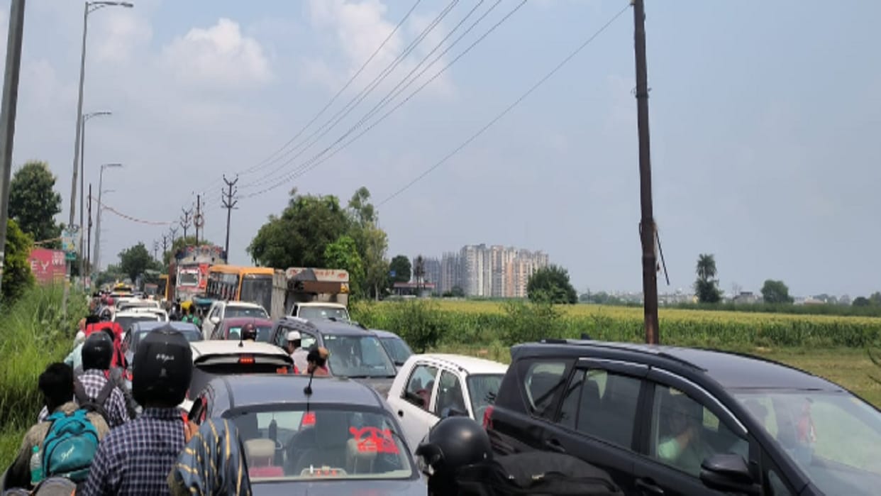 Meerut News: Road jam near Bijli Bamba Baipass and two ambulance got stuck