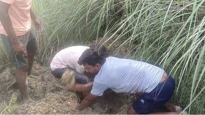 डीएम के आदेश पर बच्ची का शव कब्र से निकाला गया।