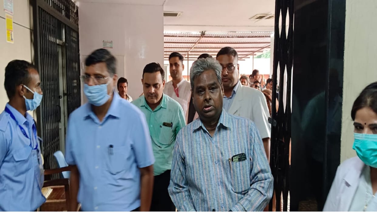 Meerut: Chief Secretary Alok inspected medical college, instructed to take action against female doctor