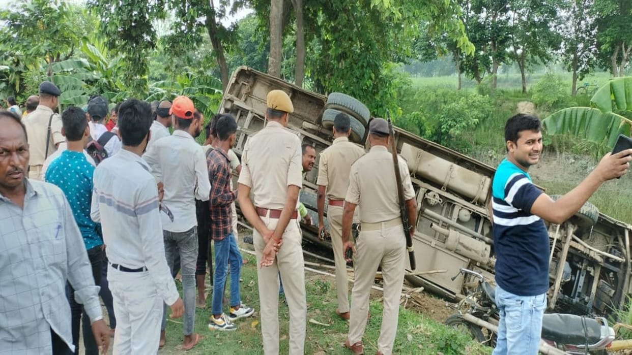 Passenger bus in Bettiah overturned after brake failure, seven people injured; condition of two is worrying