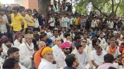 थाने पर घेराव जारी