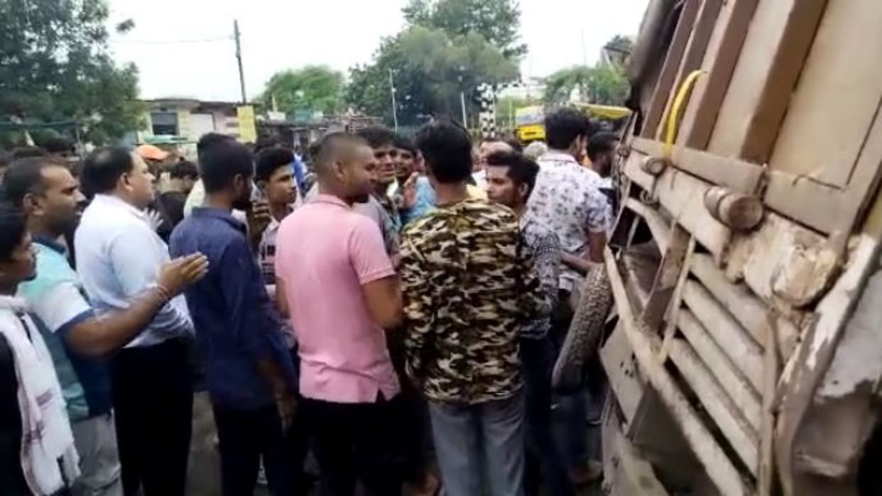 Shajapur News Truck rammed several vehicles at once four people injured people caught and beat driver