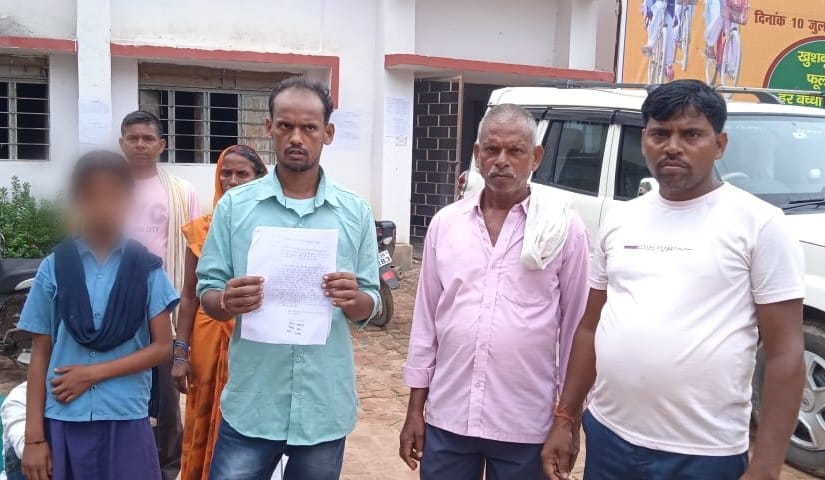 teacher broke a hand by beating girl student of class 5 for keeping book on bench of school premises in Jamui