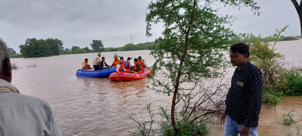 Damoh Rain: The boat that arrived to save the villagers in the flood stopped in the middle of the river