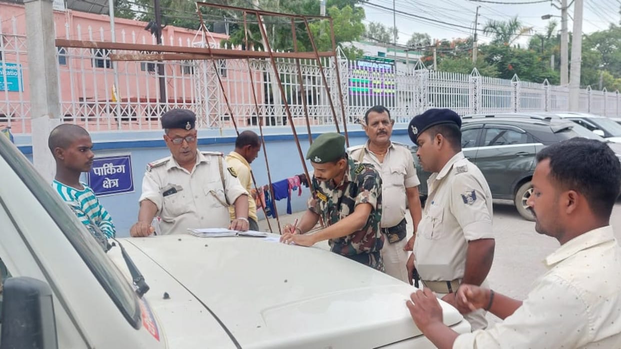 Uncontrolled truck crushed brother-in-law and sister-in-law riding a bike in Nalanda, woman died
