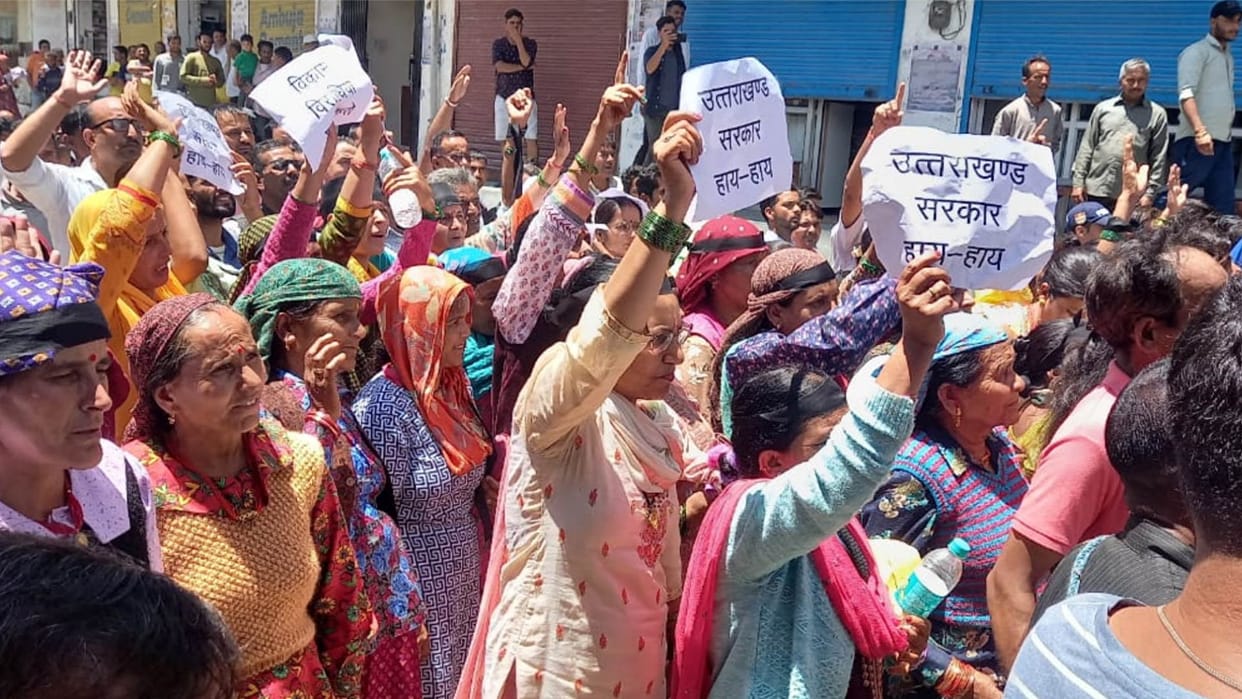 Procession Protest against removal of Harimohan Negi from the post of Nagar Panchayat President Uttarkashi