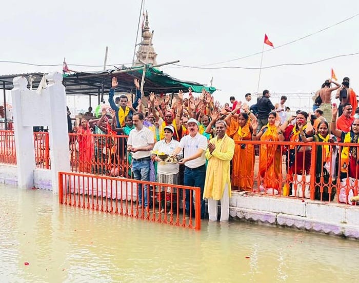 Namami Gange showered flowers on Panchkroshi Yatris, performed aarti of Chakra Pushkarini Kund
