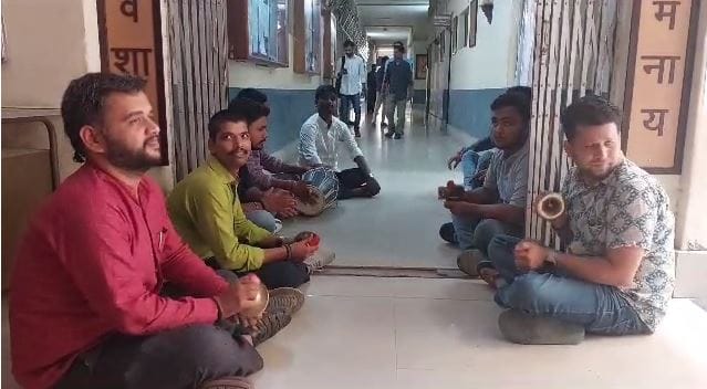 Lady professor insulted on reaching with gamcha  students started kirtan at door in protest