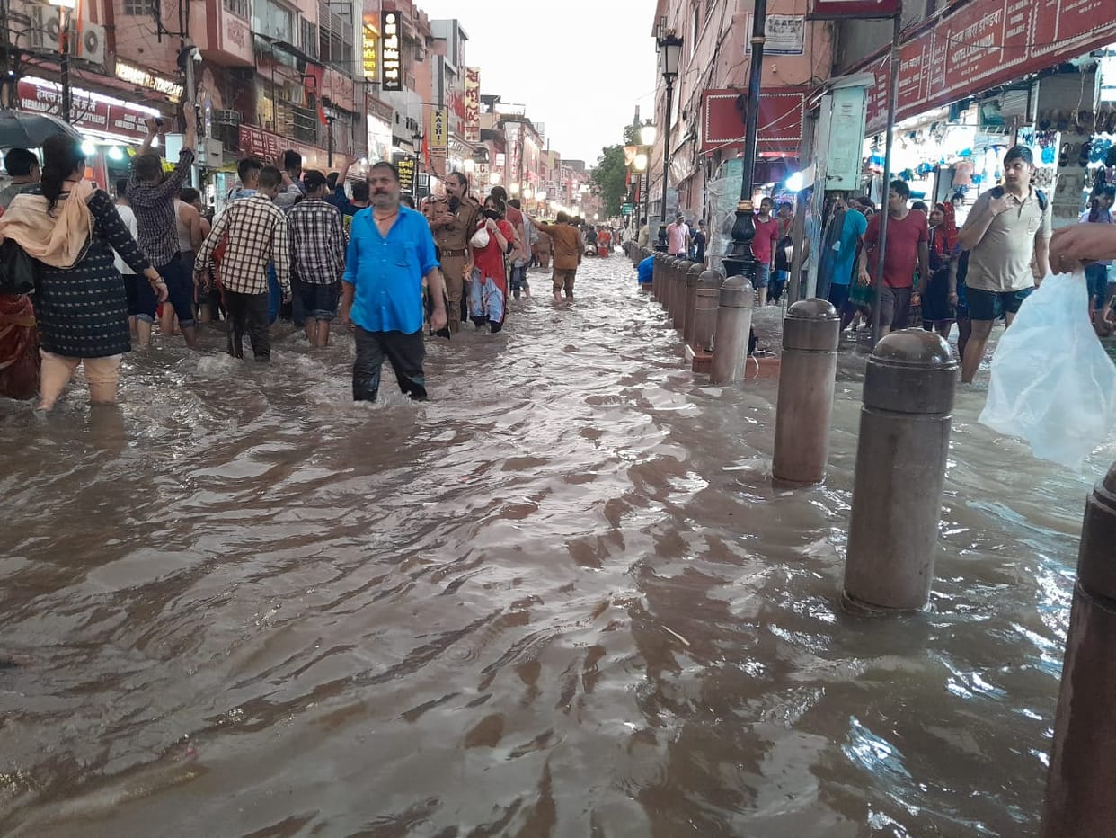 Rain in Varanasi vehicles stuck at many places due to waterlogging relief from heat