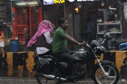 Rain in Varanasi vehicles stuck at many places due to waterlogging relief from heat