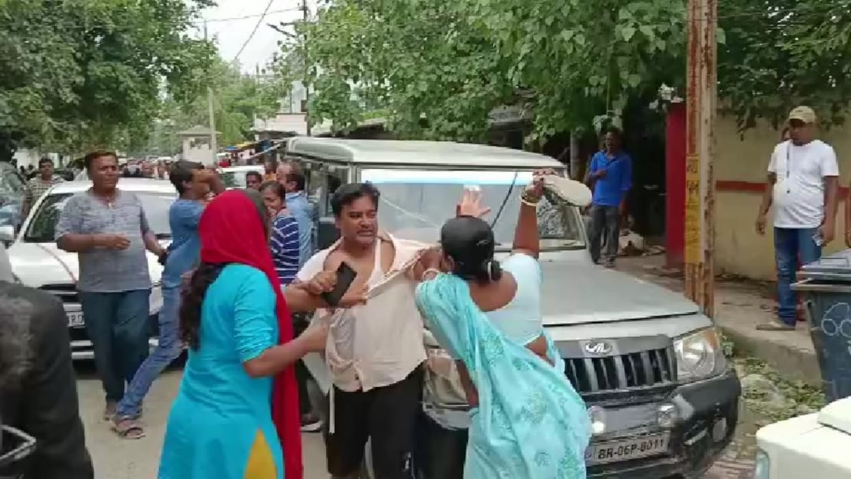 Women thrash man with slippers in Muzaffarpur court premises
