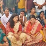 पीड़ित परिवार से मुलाकात करता भाजपा का महिला सांसद जांच दल।