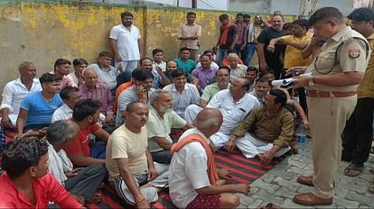 traders staged dharna by laying floor in front of police station in etah up news