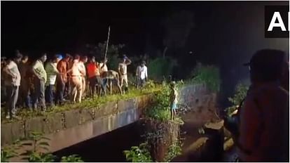 Andhra Pradesh: पुल से फिसलकर नहर में गिरी तेज रफ्तार कार, 10 छात्र थे सवार; तीन की मौत A car skidded off a bridge and fell into a canal near Burugupudi Village in Korukonda Mandal of East Godavari