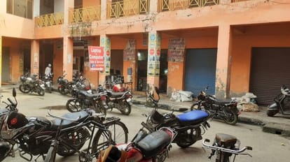Aligarh News: दुकानें खाली करने का अल्टीमेटम, जमा कारोबार ठप होने की बढ़ी टेंशन, एक दुकानदार की तबियत बिगड़ी Ultimatum to vacate Atrauli nagar palika shops