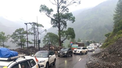 Badrinath Highway: भूस्खलन से पांच जगहों पर बंद रहा हाईवे, कई घंटे फंसे रहे तीर्थयात्री, बिगड़ा शेड्यूल Badrinath Highway closed at five places due to debris and landslides schedule of pilgrims disturbed