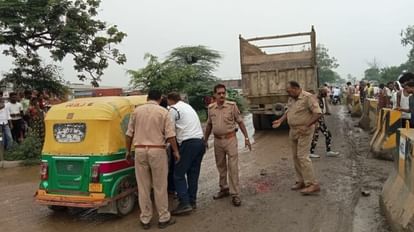 चंदौली में दर्दनाक हादसा: ट्रक की चपेट में आने से बाइक सवार दो महिलाओं समेत तीन की मौत, शवों के उड़े चिथड़े Tragic Road accident in Chandauli Three including two women died after hit by truck