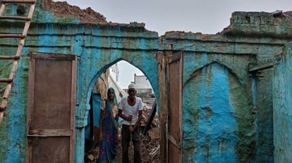 husband and wife injured due to house collapsed during rain in budaun