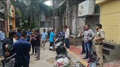 Indore: एक कमरे में थे 80 लोग, बड़ी संख्या में मिली धर्मांतरण की सामग्री, मौके पर पुलिस और बजरंग दल Christian society was converting Hindus