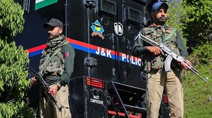 Rajouri Encounter: ढांगरी हत्याकांड के सात महीने बाद बड़ी सफलता, एक पाकिस्तानी आतंकी ढेर, ऑपरेशन जारी Rajouri Encounter: one Pakistani terrorist killed operation continues adgp jammu mukesh singh briefs