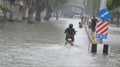 Roads swelled from woter in Agra after thirty minutes of rain