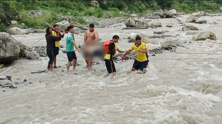 नदी में ‘मौत की सेल्फी’: मुरादाबाद से देहरादून घूमने आई थी मेडिकल की छात्रा, फोटो खींचते वक्त चली गई जान