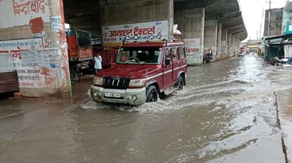 Rain Alert: सोनभद्र में तेज बारिश से जनजीवन बेहाल, सड़कें बनी तालाब, घरों में घुसा पानी Heavy rain in Sonbhadra disrupts life roads become ponds water enters houses