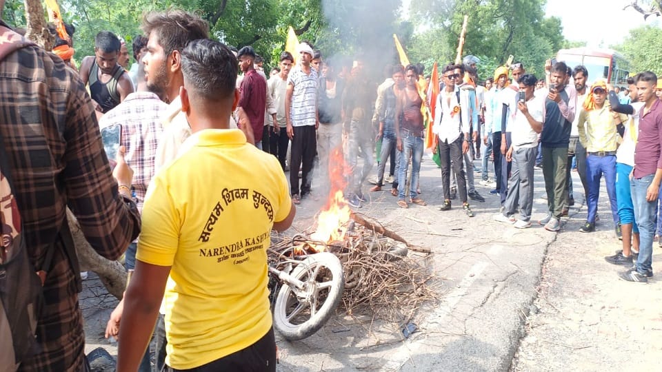 Kanwariyas Ruckus in Etah Agra road jammed motor cycle set on fire up big news
