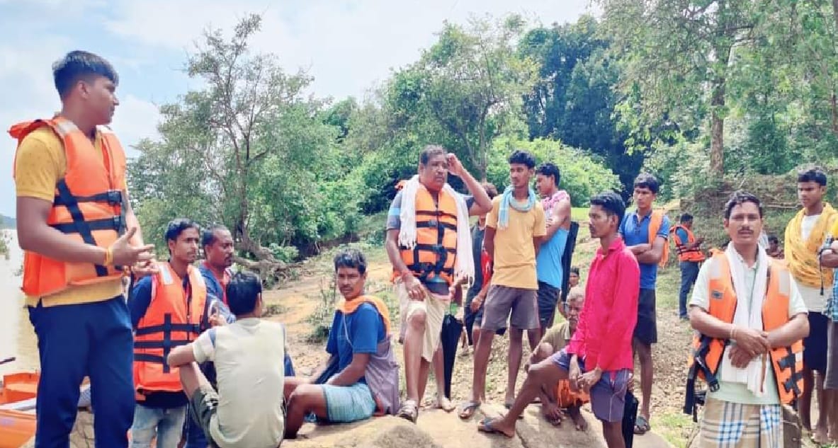 villager drowned in Indravati river could not be found in bijapur