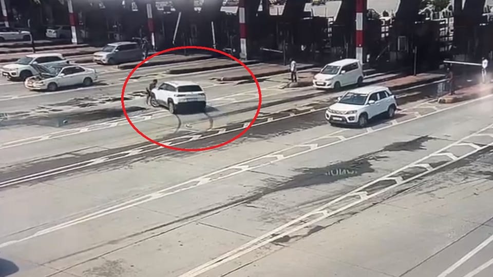 Car rammed on worker at Chijarsi toll plaza of Hapur