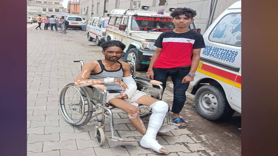 Class fourth employees thrashed Timardar In SN Medical College in Agra