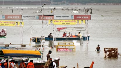Flood knocks due to boom in Ganga-Yamuna, Ganges at the gate of Bade Hanuman