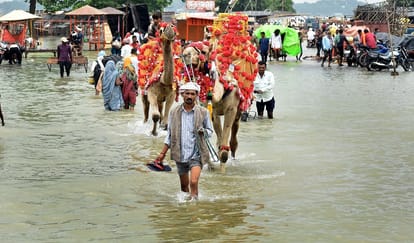 Flood knocks due to boom in Ganga-Yamuna, Ganges at the gate of Bade Hanuman