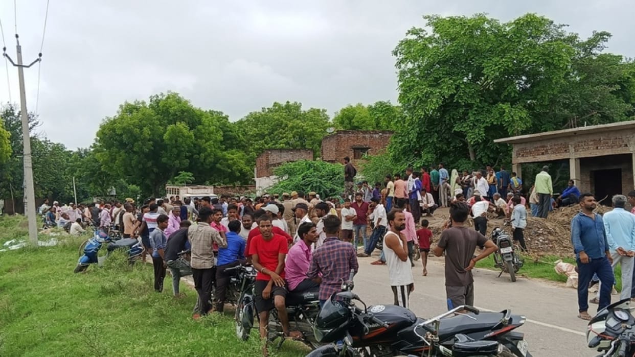 farmer sleeping outside a house under construction was beaten to death, a case was registered against four